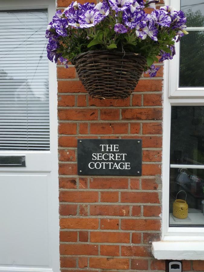 Secret Cottage, Wivenhoe - Charming, Cosy, Convenient & Quiet, 2 X Double Bed Period Cottage Plus Patio - 6 Min Walk Train, 2 Min Walk High Street Pubs, Restaurants, Shops Exterior foto