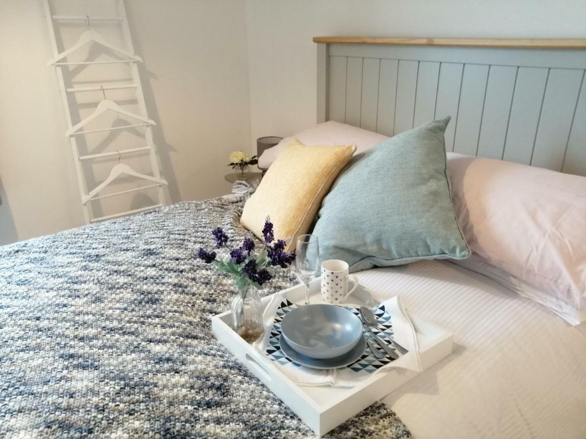 Secret Cottage, Wivenhoe - Charming, Cosy, Convenient & Quiet, 2 X Double Bed Period Cottage Plus Patio - 6 Min Walk Train, 2 Min Walk High Street Pubs, Restaurants, Shops Exterior foto