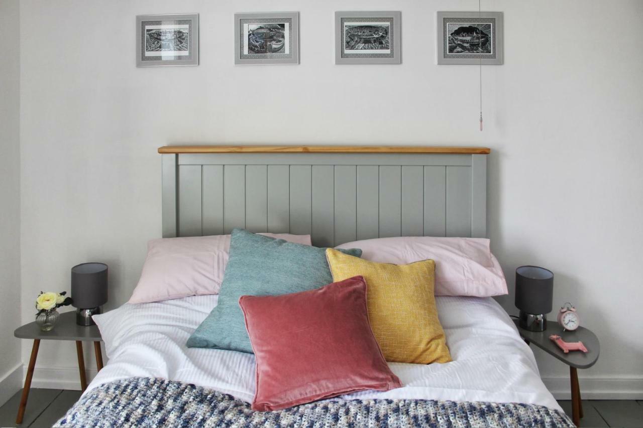 Secret Cottage, Wivenhoe - Charming, Cosy, Convenient & Quiet, 2 X Double Bed Period Cottage Plus Patio - 6 Min Walk Train, 2 Min Walk High Street Pubs, Restaurants, Shops Exterior foto
